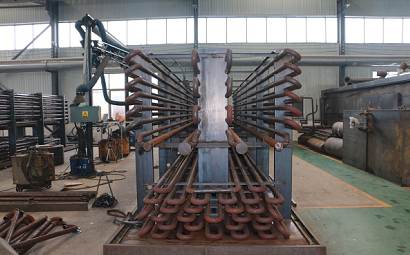 How does the bitumen decanter equipment operate?